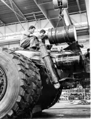 Berliet Bourg assemblage Dumper T45_1968 (c) archives Fondation Berliet